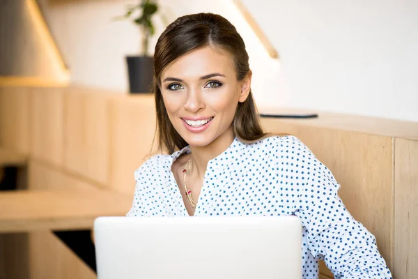 Woman using laptop — Stock Photo, Image