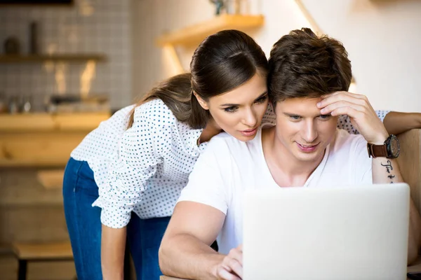 Pasangan menggunakan laptop — Stok Foto