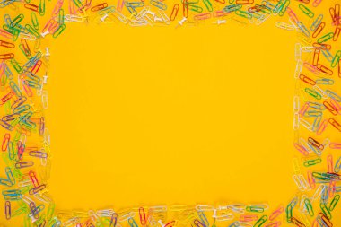 Ataç ve iğne yapılmış çerçeve