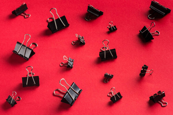 композиция канцелярских зажимов
