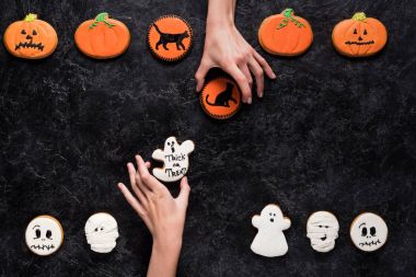 ev yapımı halloween tanımlama bilgilerini tutan kadın