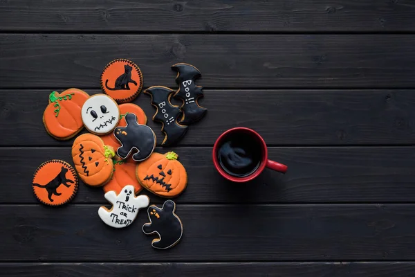 Halloween koekjes en kopje koffie — Stockfoto