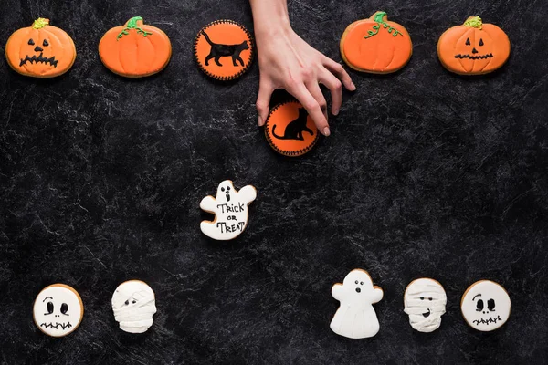 Vrouw bedrijf zelfgemaakte halloween koekjes — Gratis stockfoto