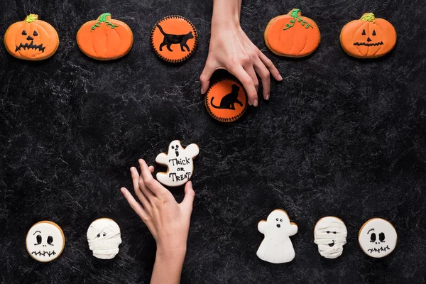 Vrouwen houden van zelfgemaakte halloween koekjes — Stockfoto