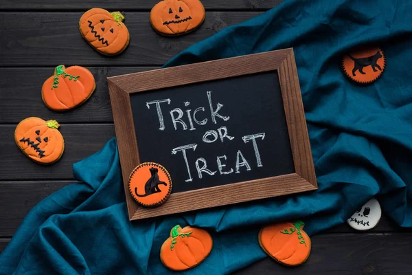 Composição halloween com chalé e biscoitos — Fotografia de Stock