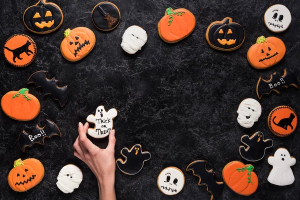 Vrouw met halloween cookie — Stockfoto