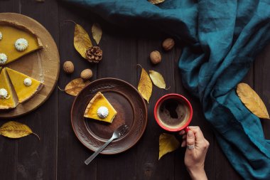 ahşap masa üzerinde kabak pasta