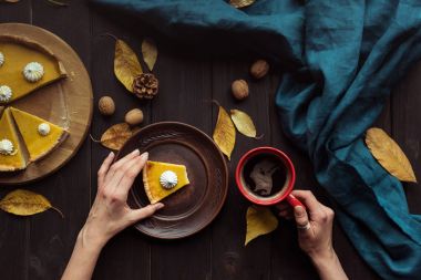 Kadın holding balkabağı tart