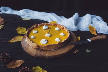 ahşap masa üzerinde kabak pasta
