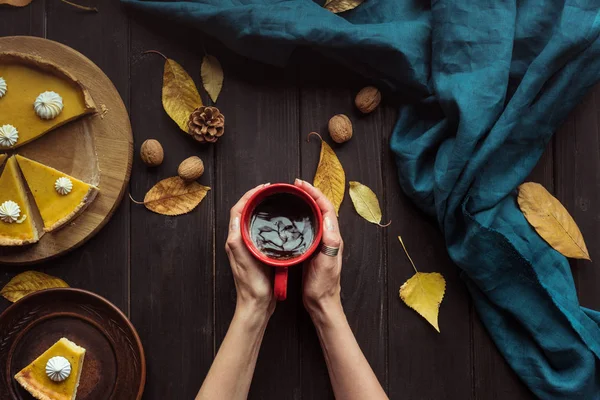 Manos femeninas sosteniendo café — Foto de Stock