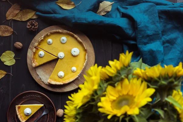 Pompoen taart en decoratieve zonnebloemen — Stockfoto