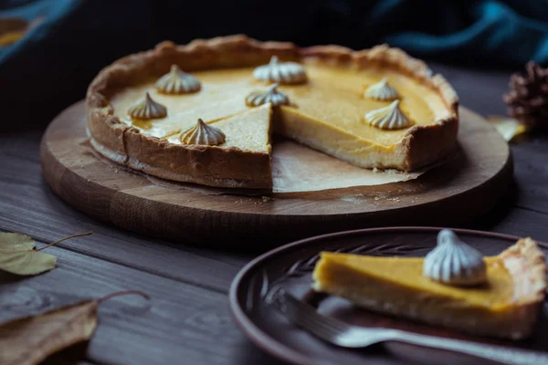 Tarta de calabaza y hojas de otoño —  Fotos de Stock