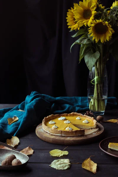 Pumpkin pie and decorative sunflowers — Stock Photo, Image