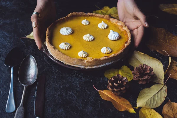 Female hands placing pie on counter — Stock Photo, Image