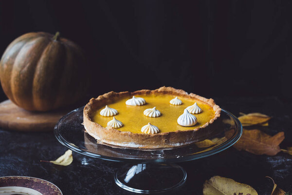 тыквенный пирог на торте
