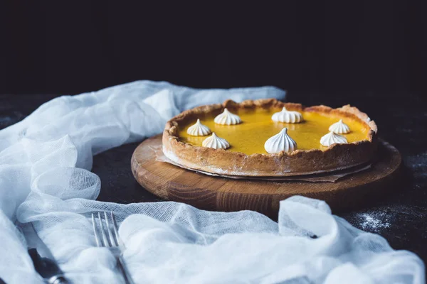 Pumpkin pie on chopping block — Stock Photo, Image