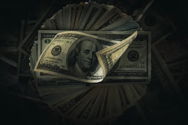 Dollar biljetten op donker — Stockfoto