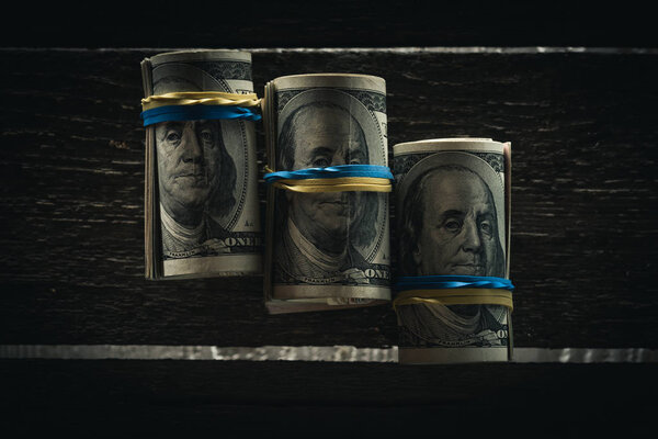 Долларовые купюры в рулонах
