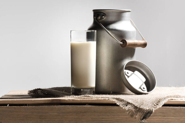свежее молоко в стакане и банке
