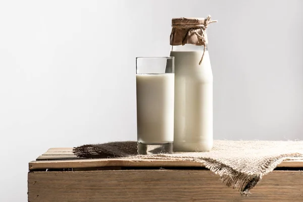 Leche fresca en vaso y frasco — Foto de Stock