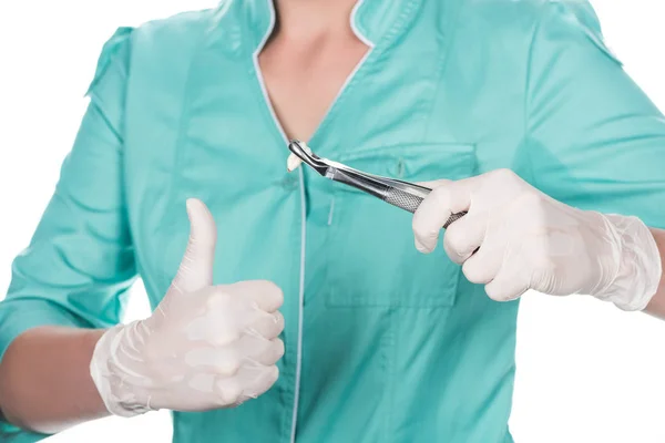 Tandläkare innehav pincett med protes — Stockfoto