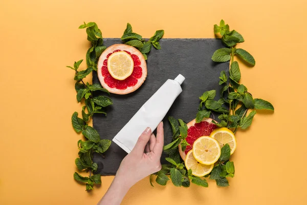 Hand with organic citrus lotion — Stock Photo, Image