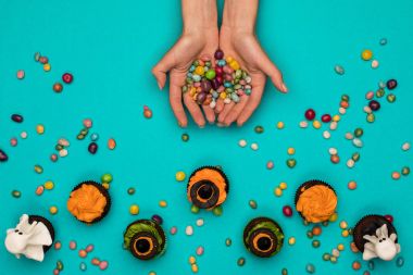 şeker ve Cadılar Bayramı kek ile el