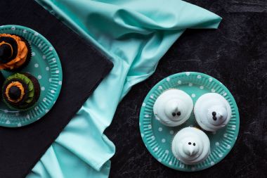 Cadılar Bayramı hayalet cupcakes 