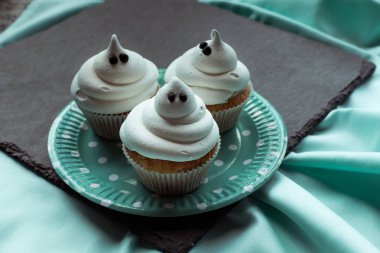 Cadılar Bayramı hayalet cupcakes 