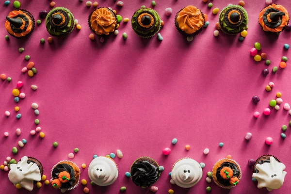Cupcakes y caramelos de halloween — Foto de Stock