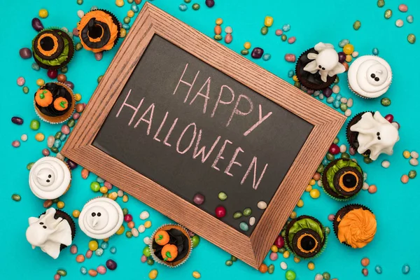 Cupcakes y tablero de Halloween —  Fotos de Stock