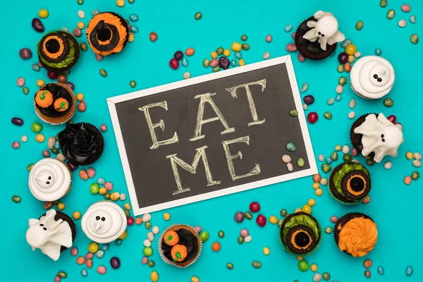 Halloween cupcakes and eat me inscription — Stock Photo, Image