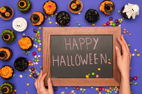 Halloween cupcakes en bestuur — Stockfoto