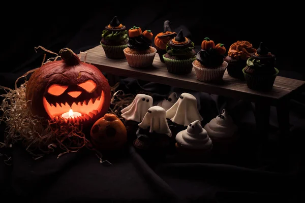 Halloween cupcakes and pumpkin — Stock Photo, Image