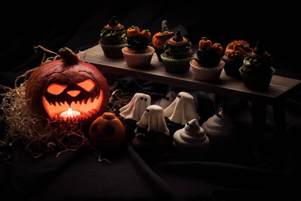 halloween cupcakes and pumpkin