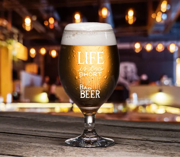 Glas bier op tafel — Stockfoto