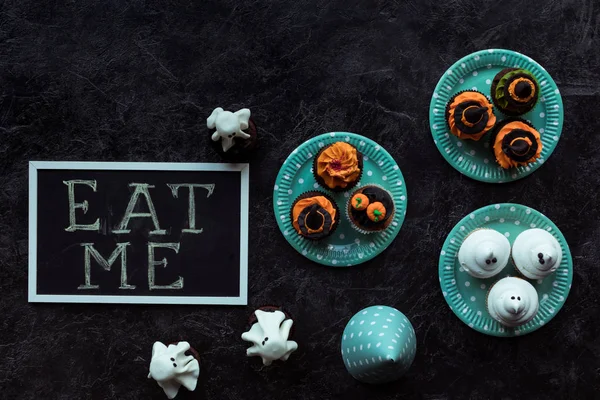 Halloween cupcakes i jeść mi napis — Zdjęcie stockowe