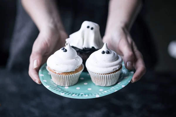 Cupcakes Halloween na talerzu — Zdjęcie stockowe