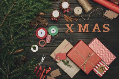 Hediyeler ve süslemeleri Noel kompozisyonu