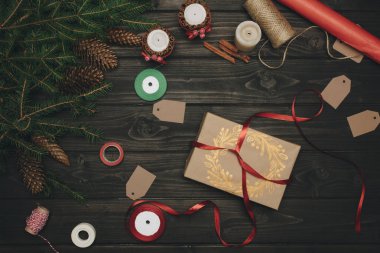 Kırmızı fiyonklu güzel Noel hediye