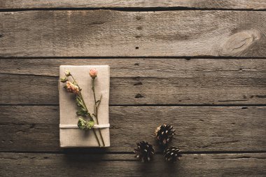 kurutulmuş çiçeklerle süslenmiş Hediyelik