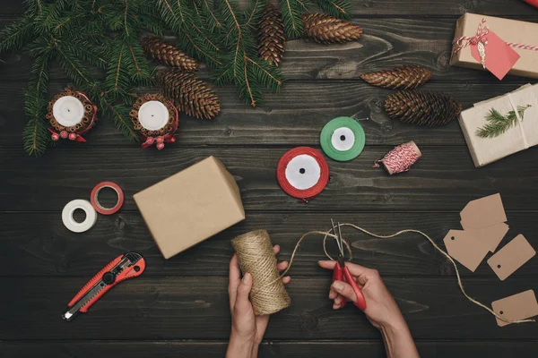 Kadın dekorasyon Noel hediyesi — Stok fotoğraf