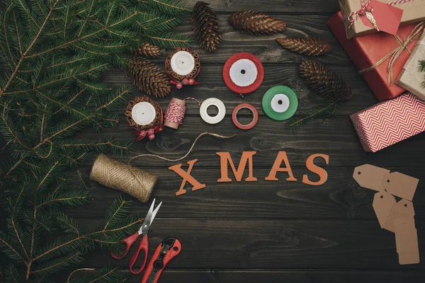 Composición navideña con decoraciones —  Fotos de Stock