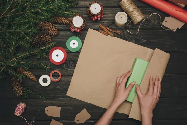 Donna avvolgendo regalo di Natale — Foto Stock