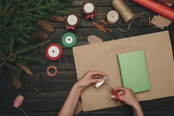 Mujer decorando regalo de Navidad — Foto de Stock