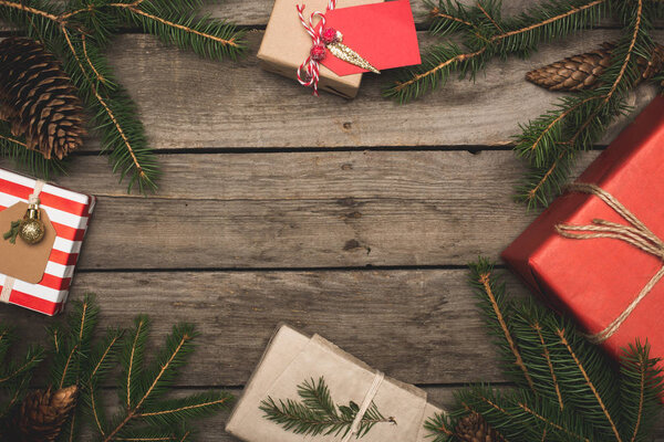 рамки рождественских подарков и веток
