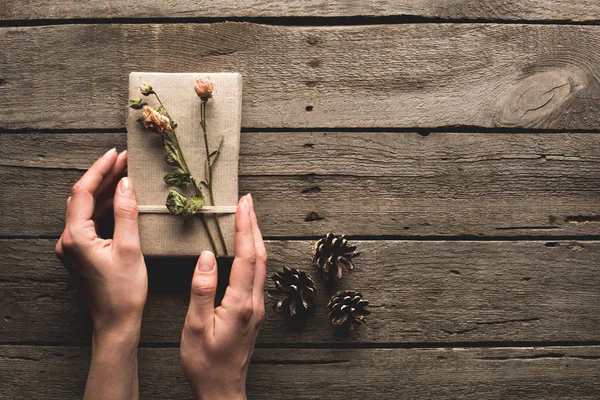 Kvinna som håller julklapp — Stockfoto