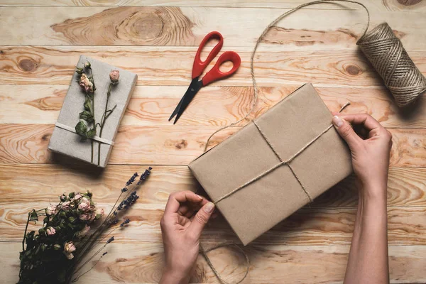 Mujer decorando regalo de Navidad — Foto de Stock