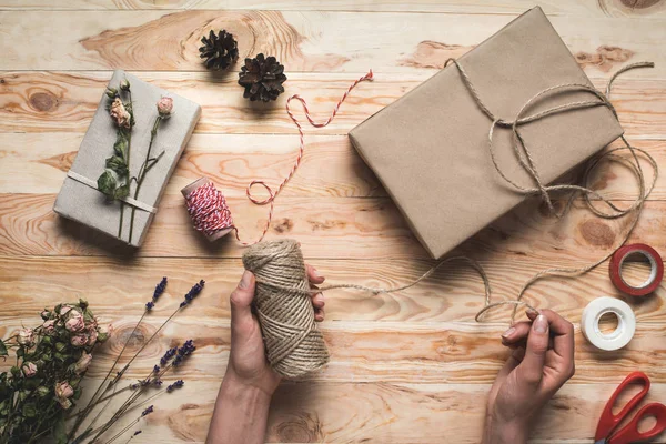 Woman decorating christmas gift — Stock Photo, Image