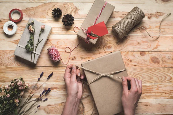 Frau dekoriert Weihnachtsgeschenk — Stockfoto